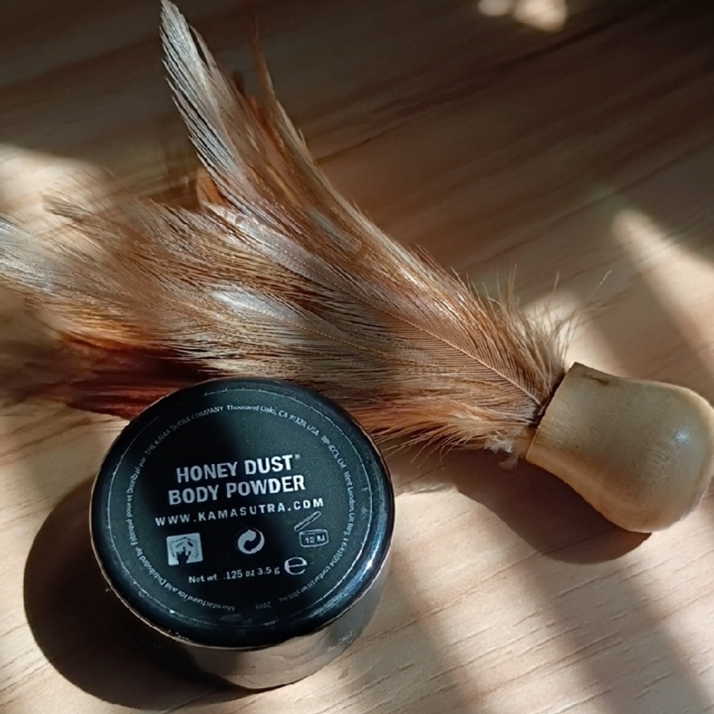 Honey Dust Vanilla Body Powder with Feathered Applicator - Picture 6 of 6